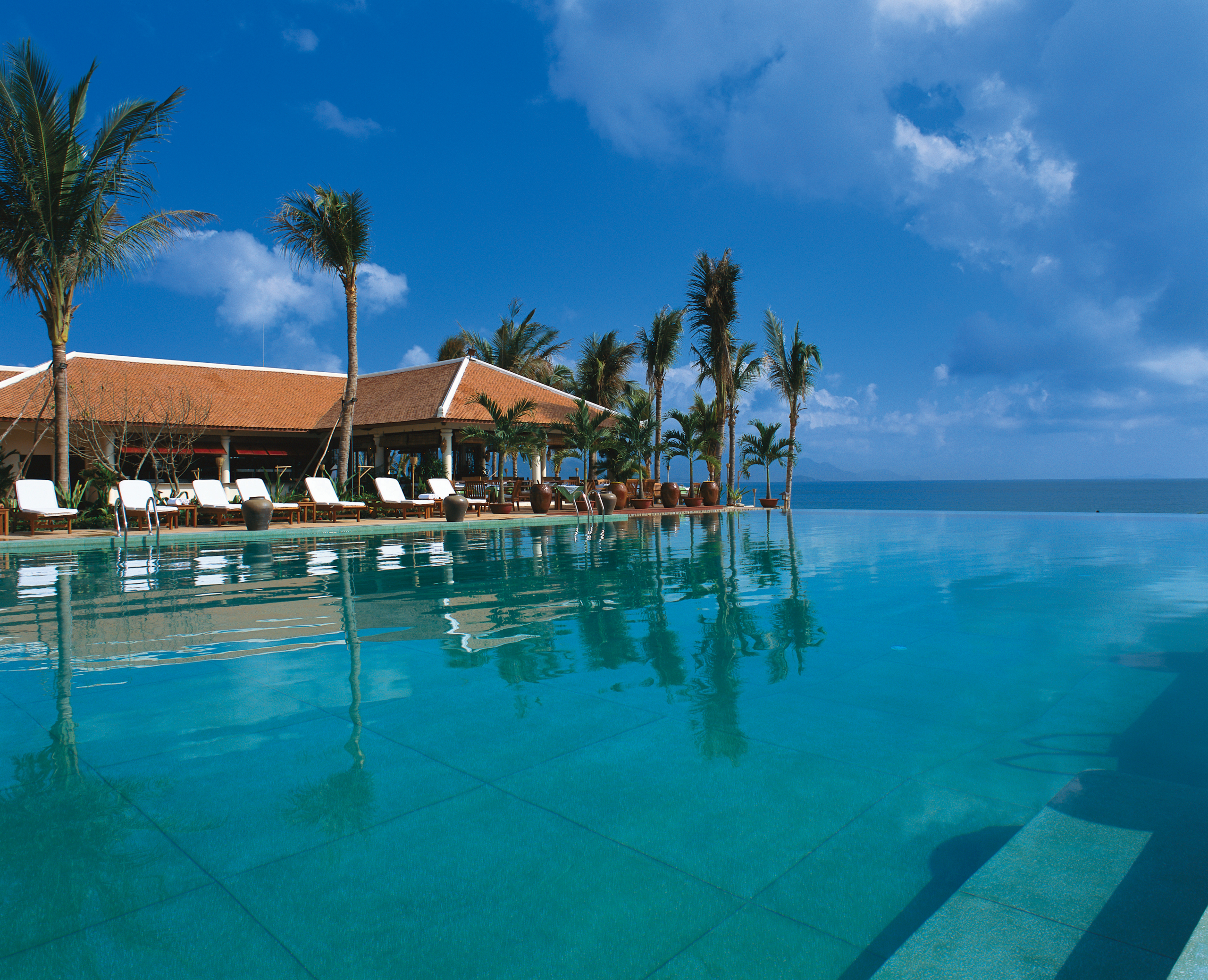 Evason Ana Mandara is Nha Trang's only beachfront resort. It offers luxurious villas with sea or garden views, and free internet. It has a spa, tennis courts, 2 outdoor pools and a private beach. Evason Ana Mandara has its own water sports centre offering island trips and activities like fishing, snorkeling and scuba diving.