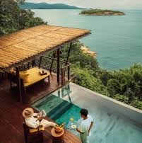 There’s a gently sloping little headland on the northern tip of Samui, where private hotel villas blend into the landscape of natural vegetation. Six Senses Koh Samui resort in Thailand, is a place where you can laze by a vast infinity pool and lose yourself while gazing out to the sweeping panoramas of the Gulf of Thailand.