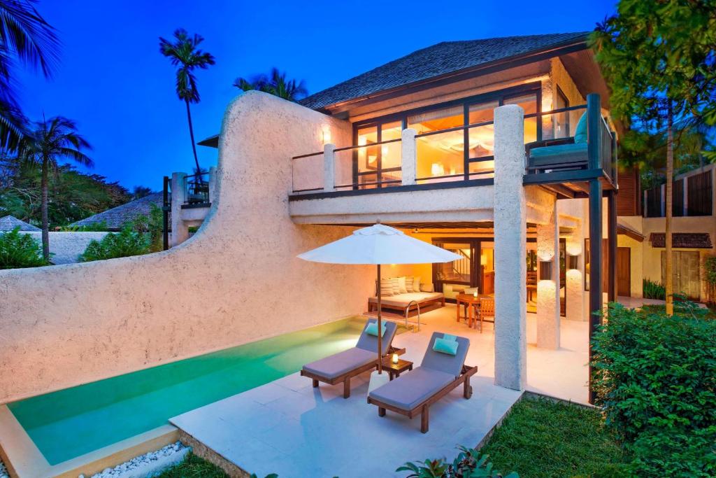 Intimate Selection of 53 Secluded Luxury Villas Bask in the tropical scenery of our 53 private villas at our hotel in Hua Hin, Thailand, where sunken outdoor bathtubs and garden rain showers reside along lotus ponds and signature amenities.